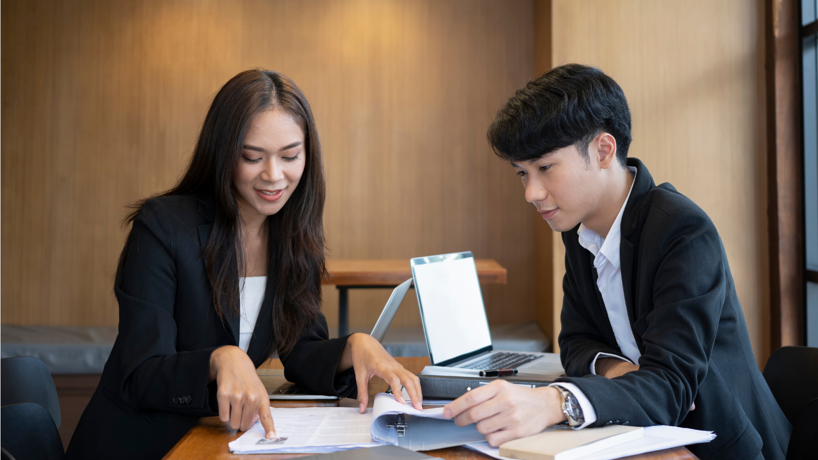 Sinh viên bận rộn, học song song hoặc thiếu kỹ năng viết nên cân nhắc sử dụng dịch vụ viết báo cáo thực tập để đảm bảo chất lượng và đúng deadline