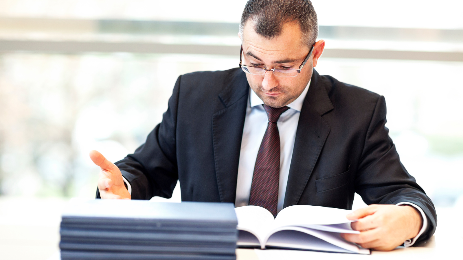 Quy trình viết thuê luận văn thạc sĩ tại MBA88 gồm 5 bước: tiếp nhận yêu cầu, lập đề cương, viết bài, chỉnh sửa và bàn giao đúng hạn