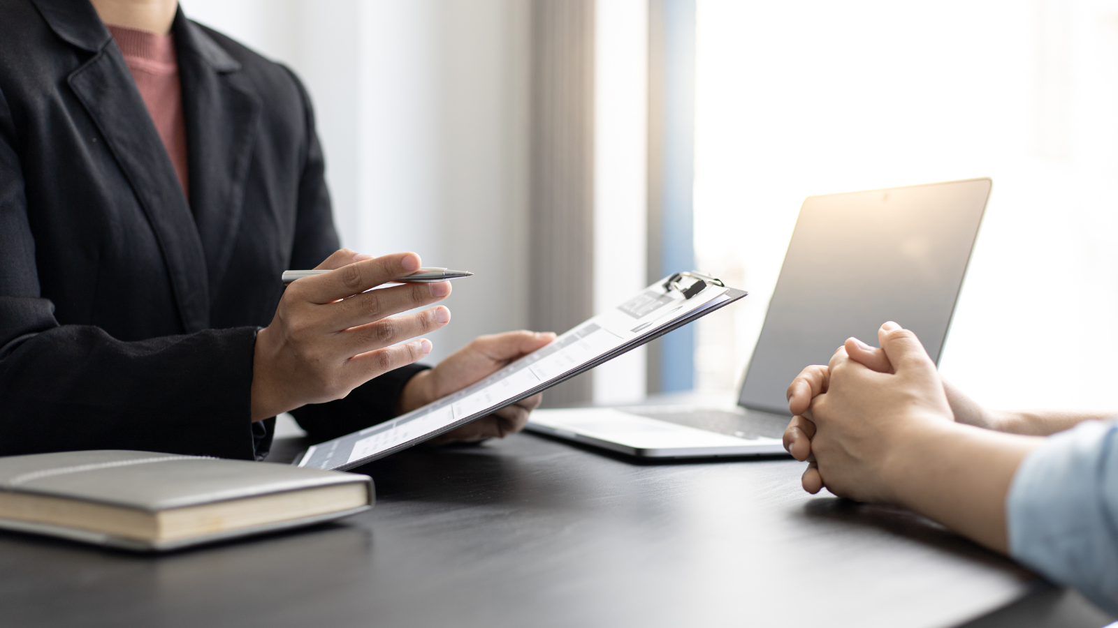 Sinh viên đang trao đổi với chuyên gia về dịch vụ viết báo cáo thực tập uy tín, nhanh chóng và hiệu quả