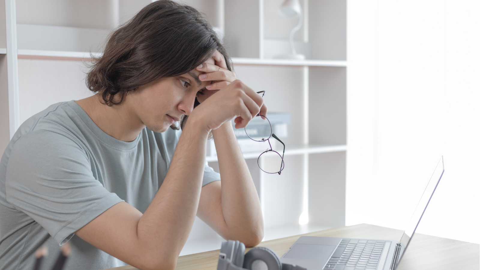 Sinh viên lo lắng vì điểm thấp khóa luận, thắc mắc có bị đánh rớt hay không