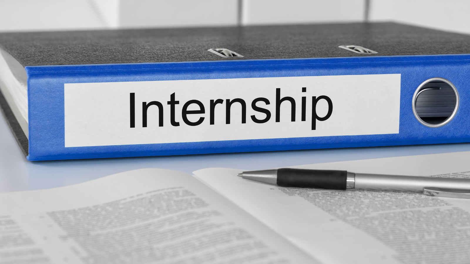 Các đối tượng phù hợp với dịch vụ viết báo cáo thực tập online gồm sinh viên năm cuối, người đi làm học thêm và học viên liên thông, cao học