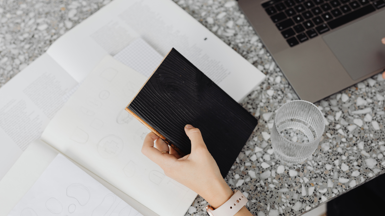 Lợi ích của việc tham khảo mẫu khóa luận tốt nghiệp PDF giúp sinh viên tiết kiệm thời gian và hoàn thiện bài viết đúng chuẩn