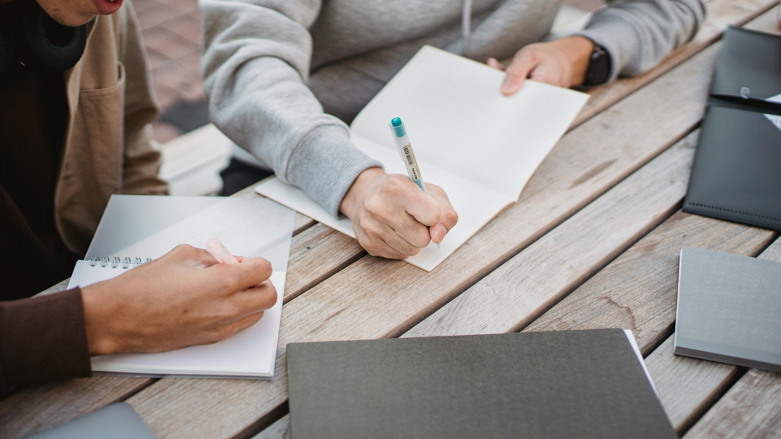 Sinh viên nhận tư vấn dịch vụ viết luận văn tại MBA88 với cam kết chất lượng, hỗ trợ chỉnh sửa miễn phí và bảo mật thông tin