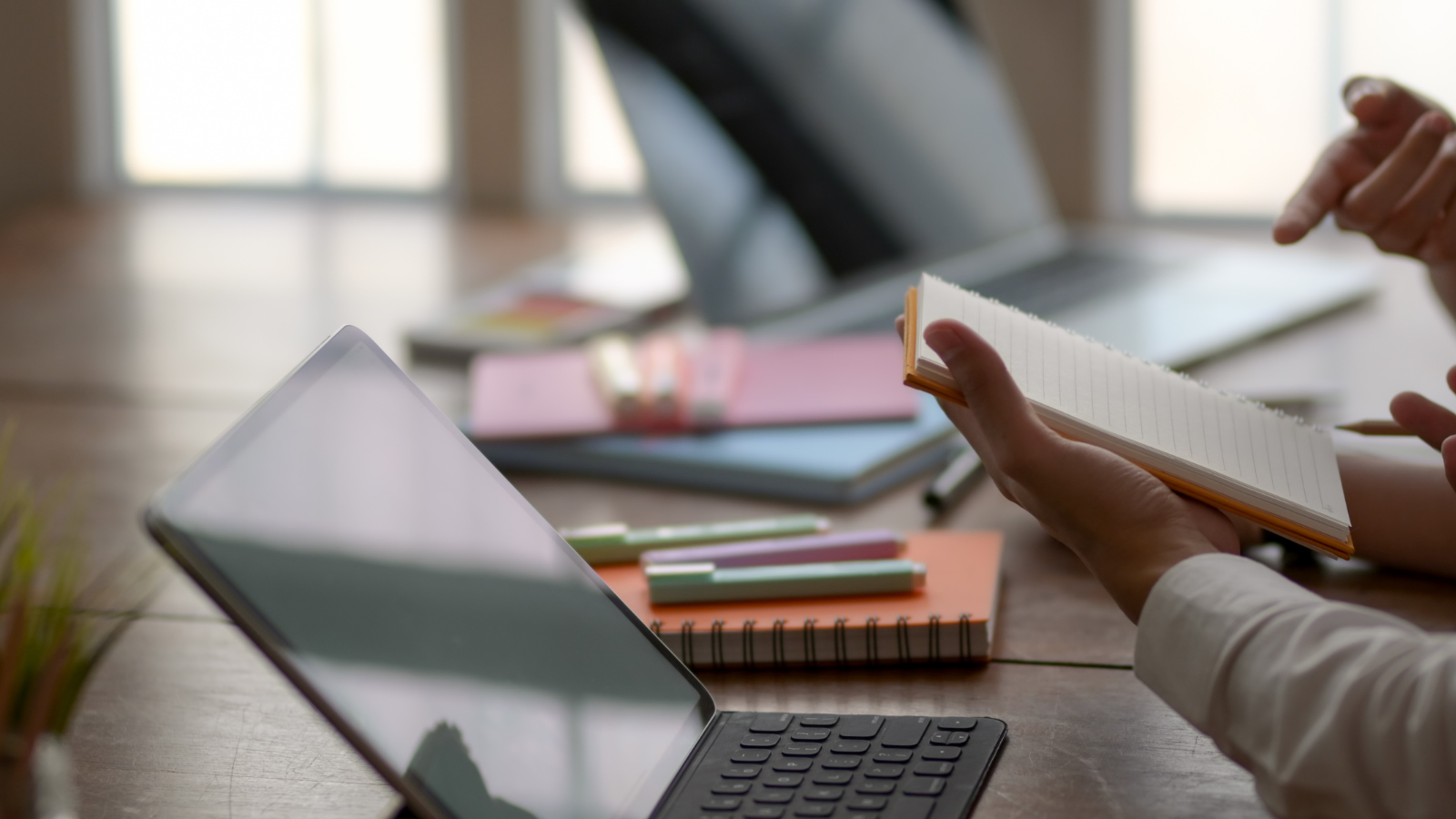 sinh viên tham khảo quy định làm khóa luận tốt nghiệp cùng giảng viên hướng dẫn