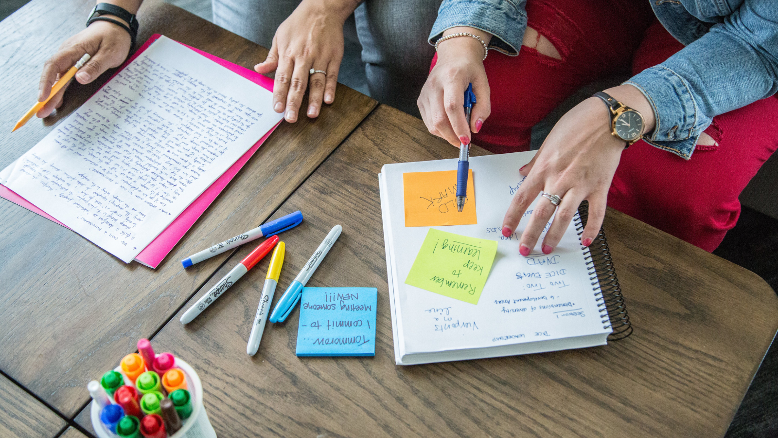 Hình ảnh minh họa dịch vụ viết luận văn theo đề tài, hỗ trợ sinh viên và học viên cao học hoàn thành luận văn đúng chuẩn