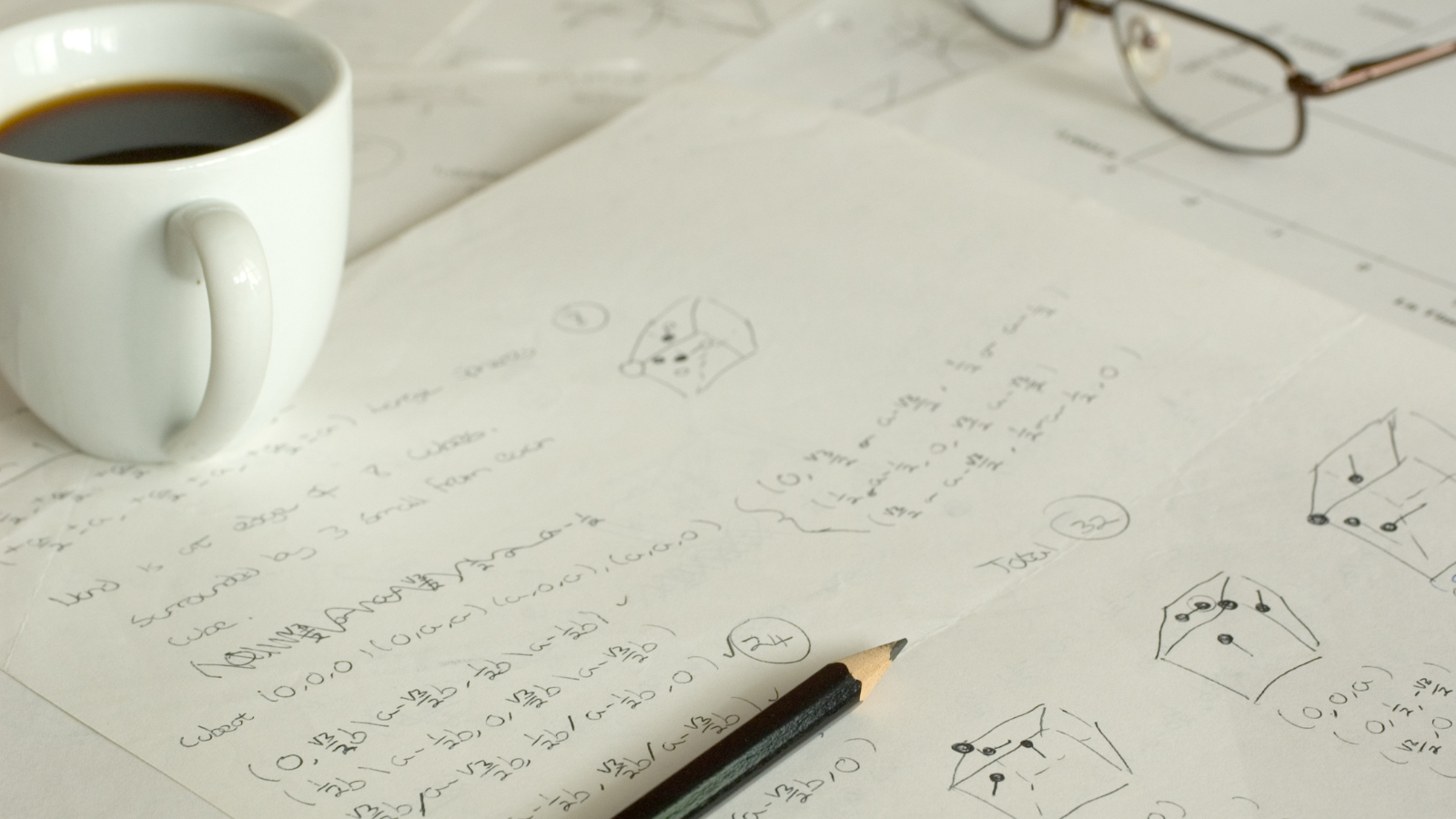 Sinh viên đang trình bày khóa luận tốt nghiệp trước hội đồng – bước quan trọng thể hiện năng lực học tập và tư duy độc lập