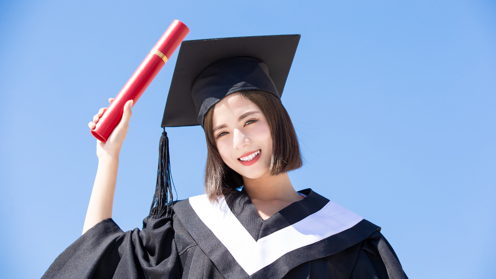 Sinh viên đang trao đổi để chọn đề tài khóa luận tốt nghiệp ngành du lịch sát với thực tiễn và khả năng cá nhân